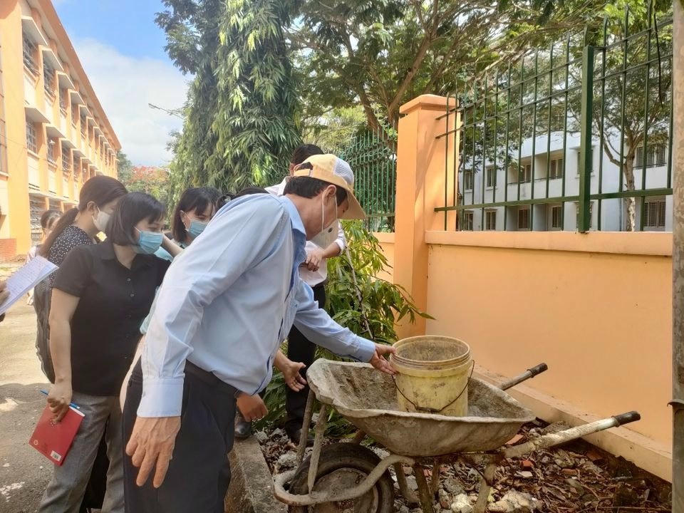 Lãnh đạo ngành y tế TP HCM kiểm tra công tác phòng chống sốt xuất huyết tại một số quân - huyện.