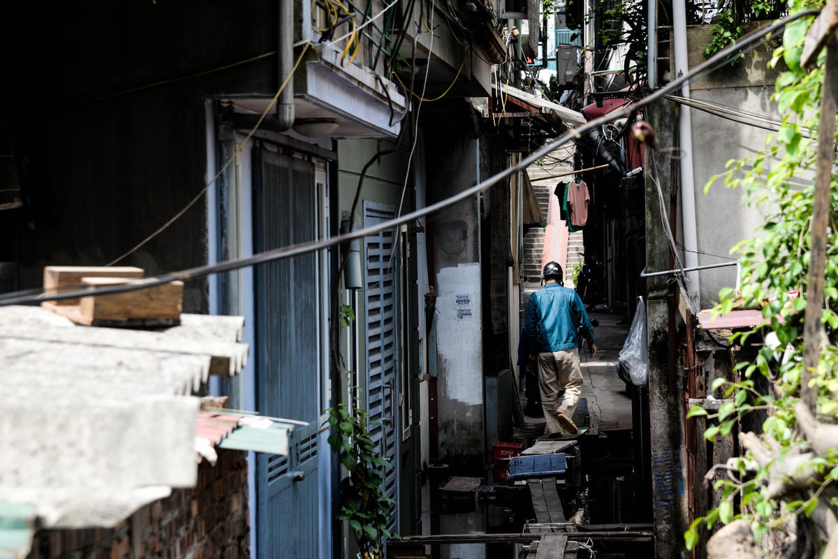 Ngõ 91 Âu Cơ là nơi chịu ảnh hưởng nặng nề nhất về môi trường sau đợt ngập lụt này. Dòng nước đen ngòm, rác thải trôi nổi, bốc mùi hôi thối xộc lên trong không khí. Nhiều nhà ở thấp còn bị dòng nước này cuốn rác thải vào trong nhà.