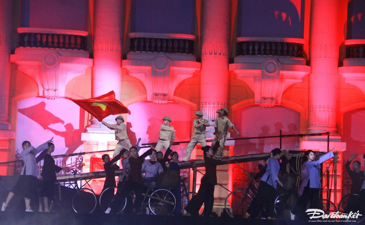 “Hà Nội - Từ mùa thu lịch sử năm 1945” gồm 3 chương, 6 hồi được dàn dựng công phu, hoành tráng ghi lại những lát cắt lịch sử quan trọng trong suốt 80 năm kể từ ngày Cách mạng tháng Tám thành công đến nay của Hà Nội. Ảnh: Phạm Sỹ.