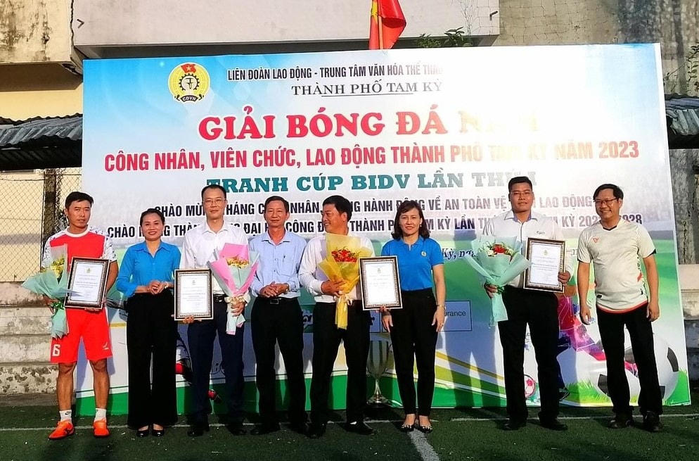 Lãnh đạo TP Tam Kỳ tặng hoa cho VĐV tham gia giải.