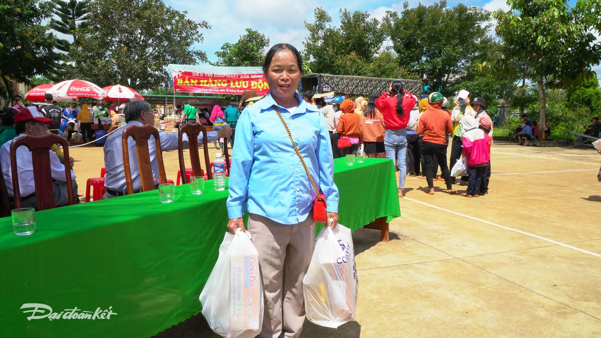 Chị Nguyễn Thị Thọ vui mừng khi nhận được quà do chính tay mình chọn.