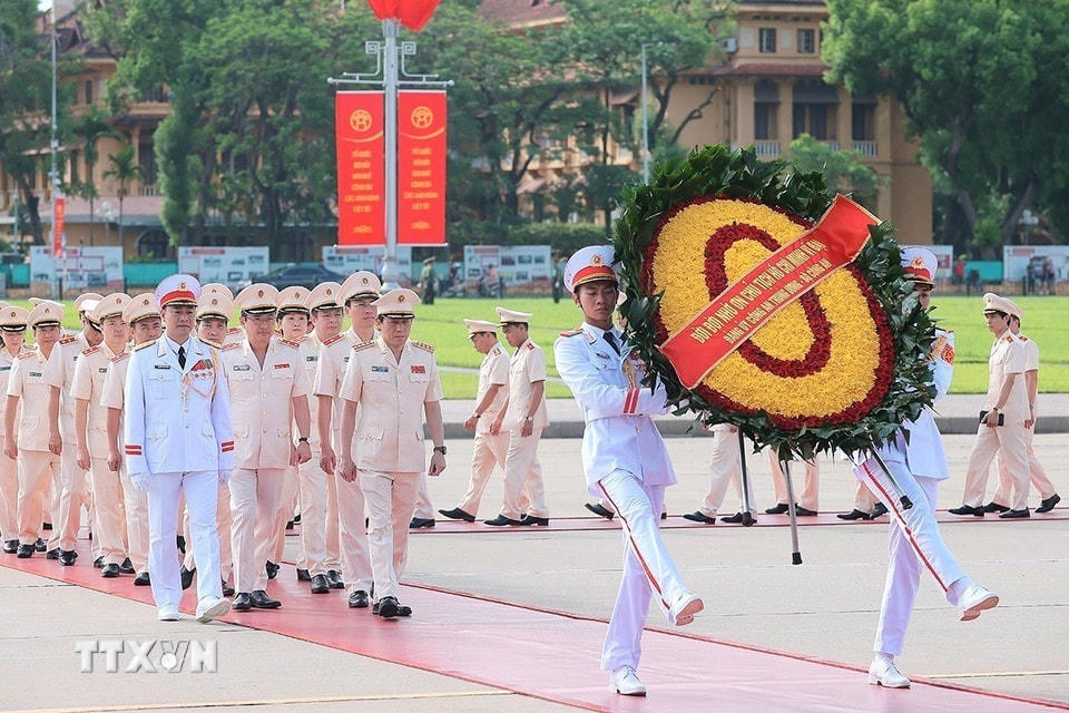 Đoàn đại biểu Đảng ủy Công an Trung ương - Bộ Công an đặt vòng hoa tưởng niệm Chủ tịch Hồ Chí Minh. (Ảnh: An Đăng/TTXVN)
