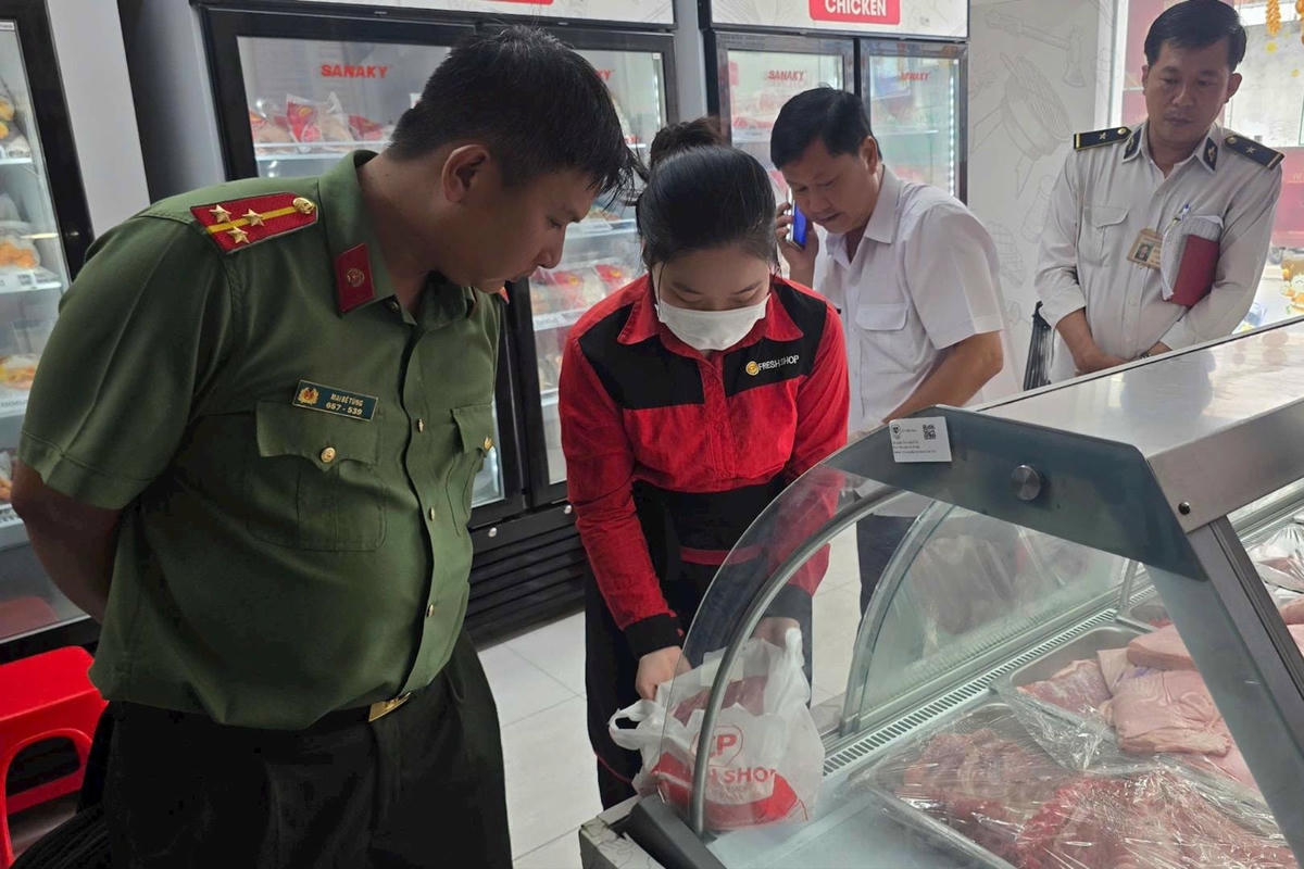 Đoàn kiểm tra liên ngành kiểm tra điểm bán hàng của Công ty CP chăn nuôi C.P Việt Nam tại huyện Mỹ Xuyên.