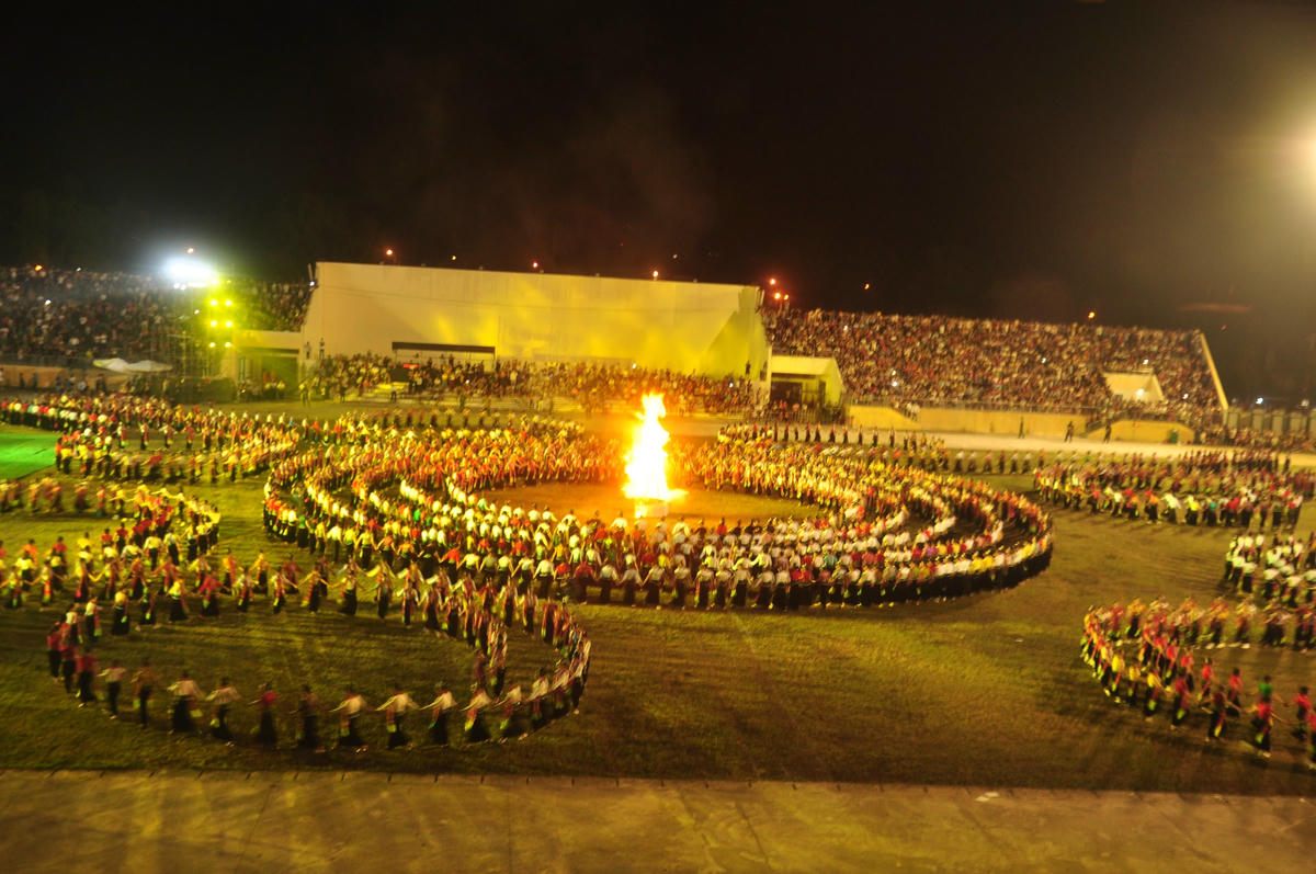 Đã có hàng vạn người đến xem tiết mục múa đại xoè.