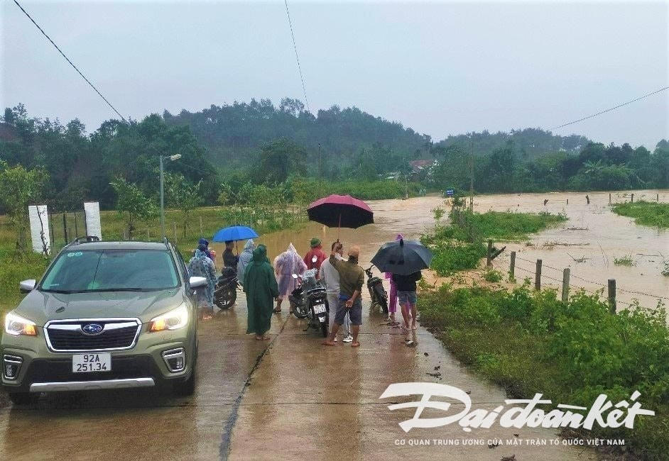 Một số tuyến đường liên xã của huyện Đông Giang (Quảng Nam) nước tràn qua. Ảnh: Tấn Thành - Chí Đại.