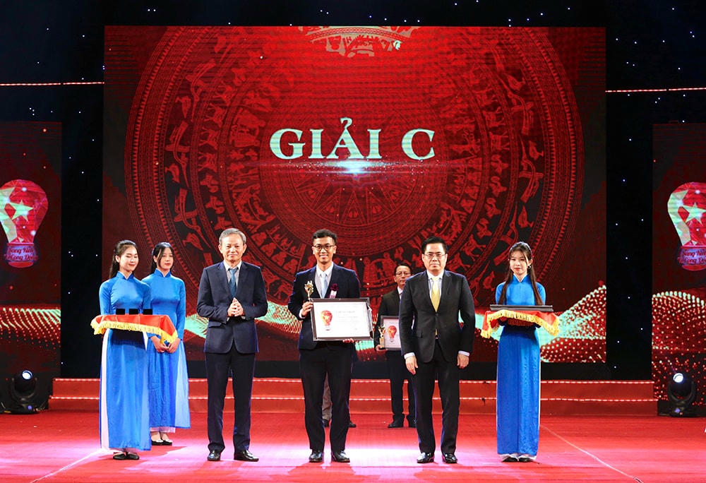 Đại diện nhóm tác giả Bùi Văn Minh nhận giải C cuộc thi với sáng kiến “Giải pháp giám sát tự động quá trình ghi chỉ số, phúc tra chỉ số trước khi phát hành hoá đơn tiền điện tại Công ty TNHH MTV Điện lực Đà Nẵng”.