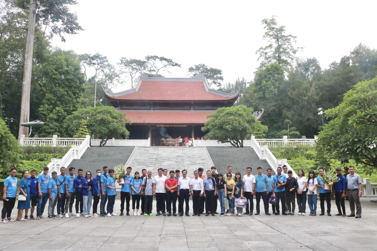 Ban tổ chức Press Cup 2023 cùng các đội bóng chụp ảnh kỷ niệm tại khu di tích K9.