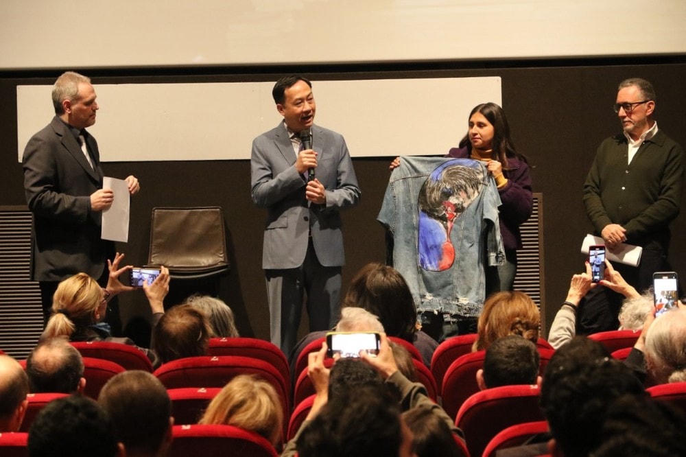 Đại sứ Việt Nam tại Italy Dương Hải Hưng phát biểu tại Lễ Bế mạc Liên hoan phim. (Ảnh: Trường Dụy/TTXVN) ben trong vo ken vang 3.jpg