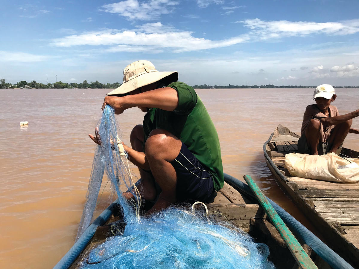 Anh Thảo lặng lẽ với công việc của mình.  
