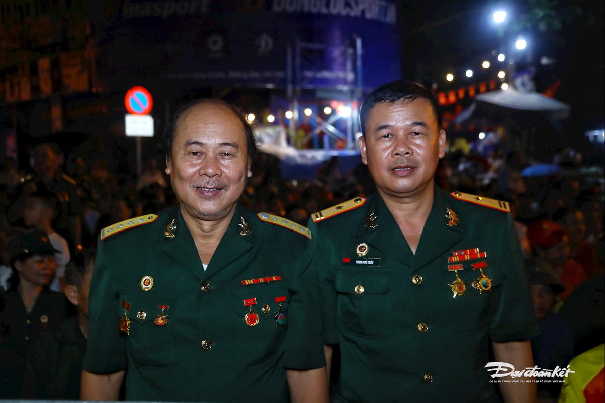 Cựu chiến binh Phạm Phú Châu cùng người đồng đội rất vinh dự, tự hào chờ đón buổi Tổng duyê