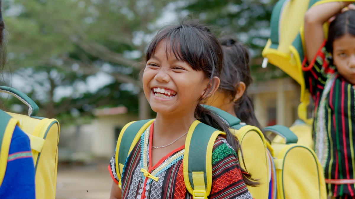 Niềm vui khi nhận được chiếc cặp đi học mới từ Nhãn hàng Trà xanh C2 của các em nhỏ tại xã Lộc Tân, huyện Bảo Lâm.