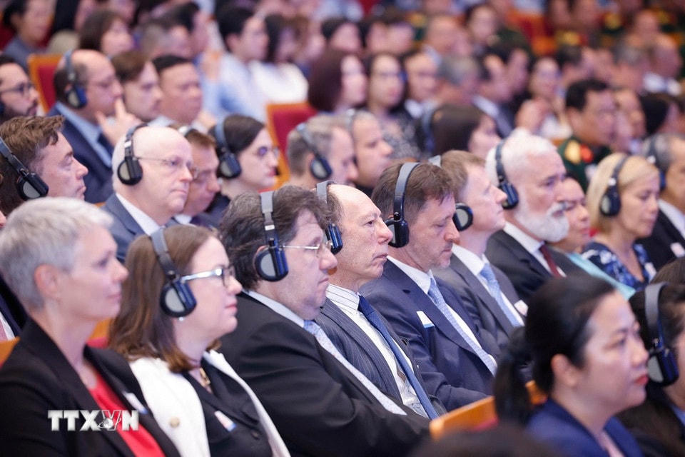 Đại biểu quốc tế dự Hội thảo. (Ảnh: Lâm Khánh/TTXVN) ttxvn-chu-tich-nuoc-luong-cuong-du-hoi-thao-khoa-hoc-ve-vai-tro-cua-ngoai-giao-ky-niem-50-nam-thong-nhat-dat-nuoc-7.jpg