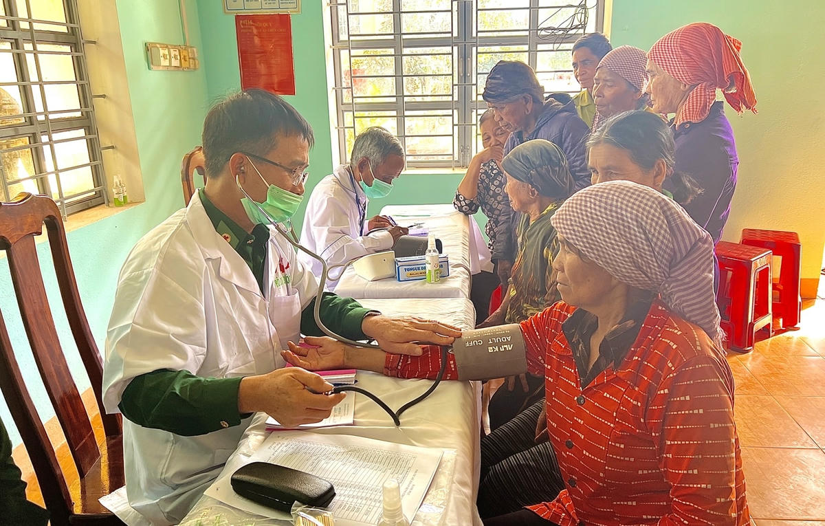 Y bác sĩ tư vấn, khám bệnh, chăm sóc sức khỏe cho đồng bào DTTS.
