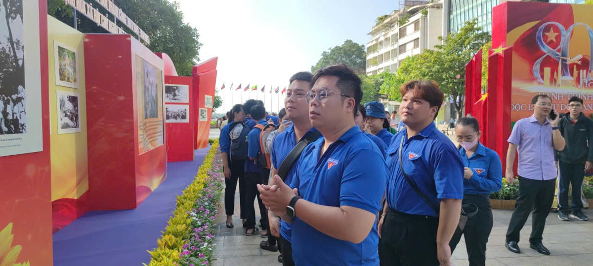 A2 rat dong cac ban tre toi xem trien lam