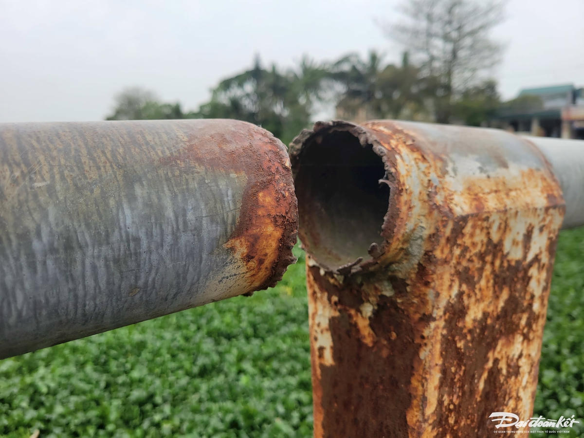 Các ống sắtan can cầu bị hoen gỉ và bung khớp nối, không đảm bảo tính chắc chắn và an toàn cho cây cầu