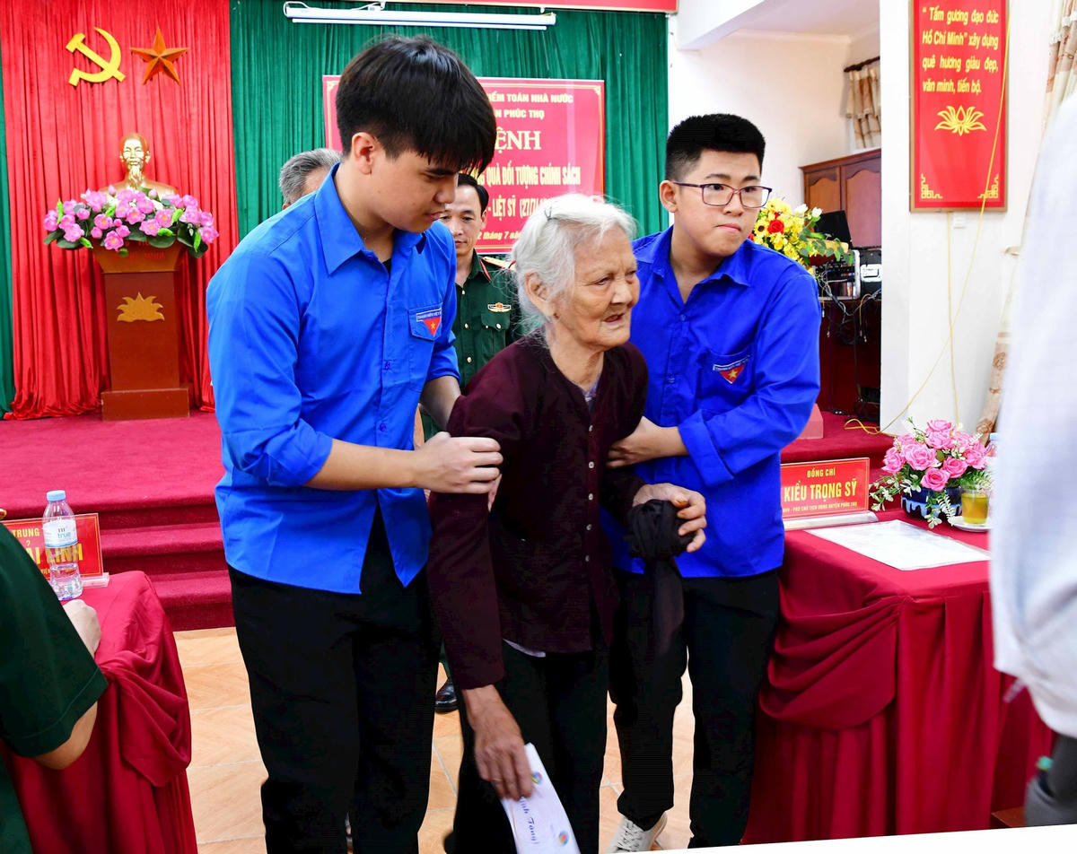 Nhân lên những nghĩa cử đẹp của tuổi trẻ... Ảnh: N.Lộc