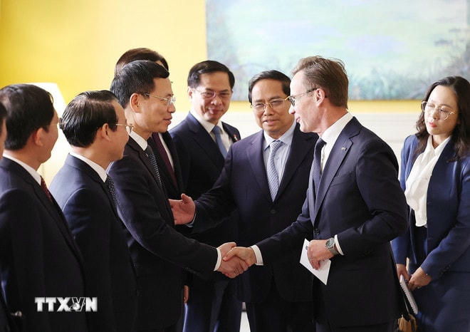 Thủ tướng Phạm Minh Chính giới thiệu với Thủ tướng Thụy Điển Ulf Kristersson thành viên đoàn Việt Nam. (Ảnh: Dương Giang/TTXVN) ttxvn-thu-tuong-thuy-dien-hoi-dam.jpg