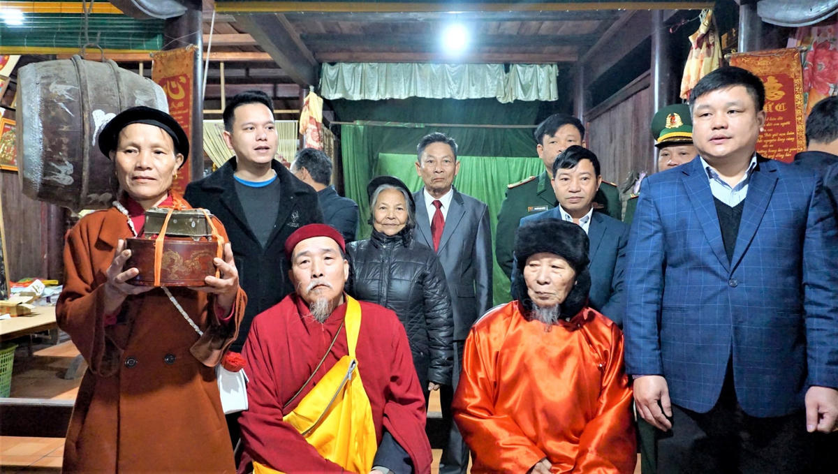 Bà Nguyễn Thị Liên (58 tuổi, vợ tân cố đạo chủ) cầm trên tay chiếc hộp đựng những báu vật.