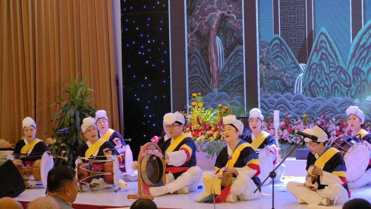 Tiết mục văn nghệ chào mừng ra mắt Phật Giáo Viên Hàn Quốc tại Hà Nội.