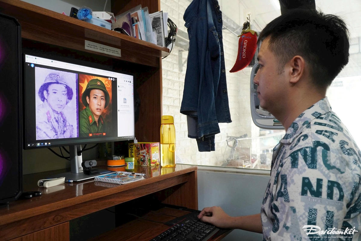 Anh Thắng phục dựng ảnh liệt sĩ trong căn nhà nhỏ của gia đình. Ảnh: Đình Minh