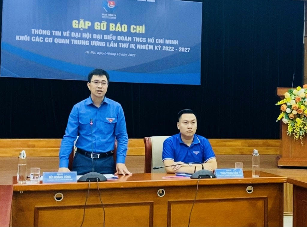 Bí thư Đoàn Thanh niên Khối các cơ quan Trung ương Bùi Hoàng Tùng chia sẻ với báo chí thông tin về Đại hội.