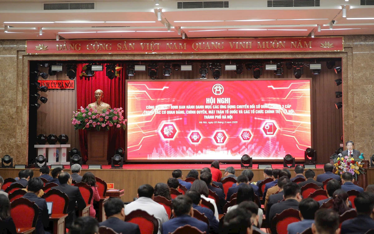 3.3 Ảnh Hội nghị công bố quyết định ban hành danh mục các ứng dụng chuyển đổi số dùng chung Hà Nội.