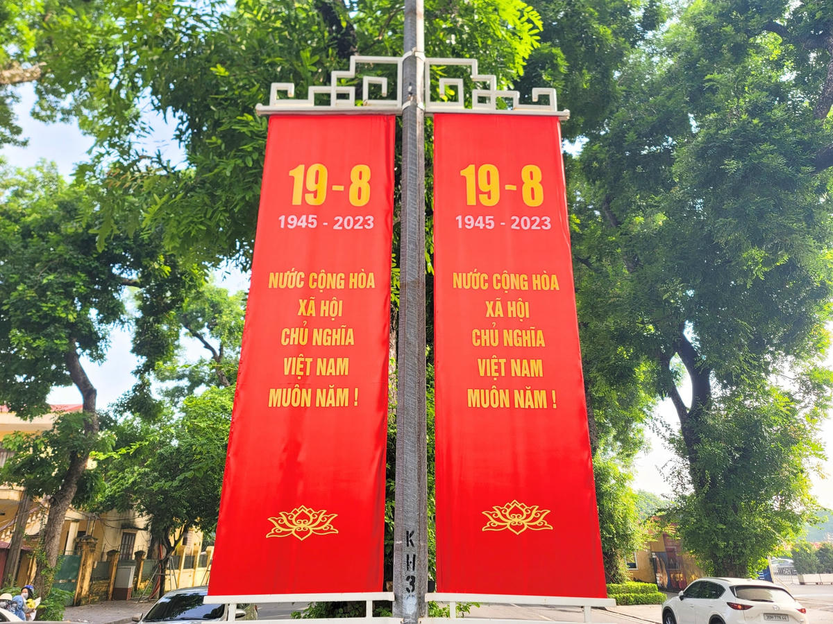 Băng-rôn đỏ tươi được bài trí tại nhiều tuyến phố của Thủ đô.