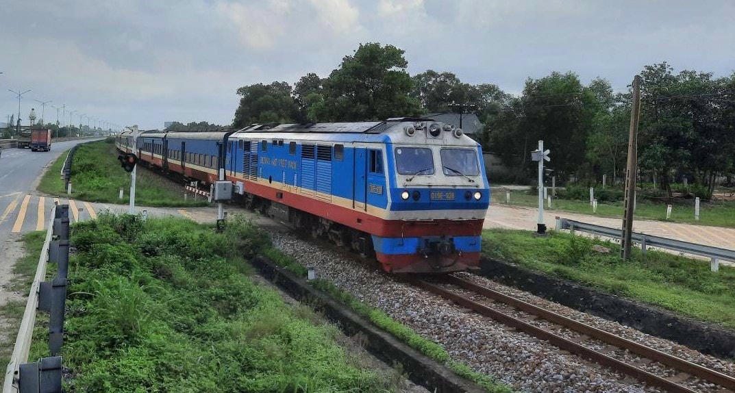 Chủ tịch UBND tỉnh Quảng Trị yêu cầu chấm dứt tình trạng ném đất, đá lên tàu (Ảnh: minh họa).