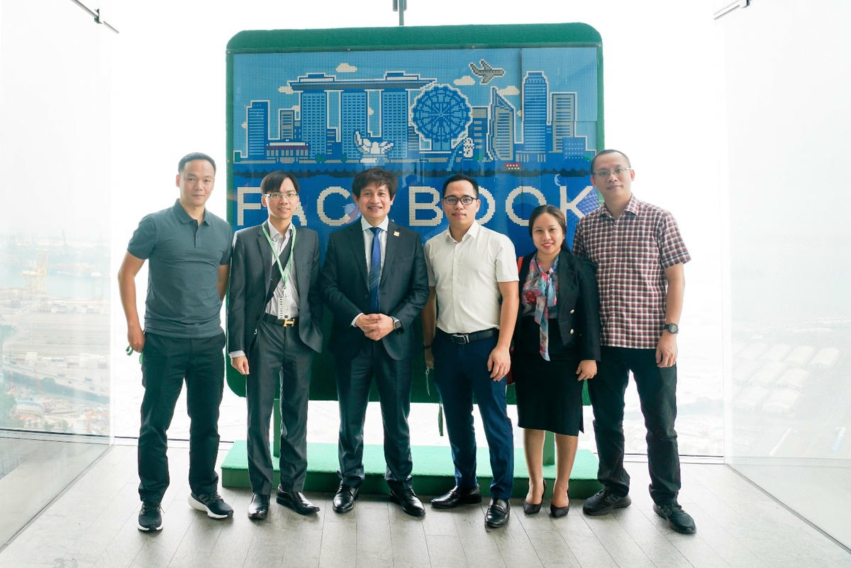 Ông Hoàng Mai Chung – Chủ tịch Hội đồng quản trị (thứ 3 từ trái sang) và các lãnh đạo chủ chốt của Meey Land tại Văn phòng của Tập đoàn Meta (Facebook).