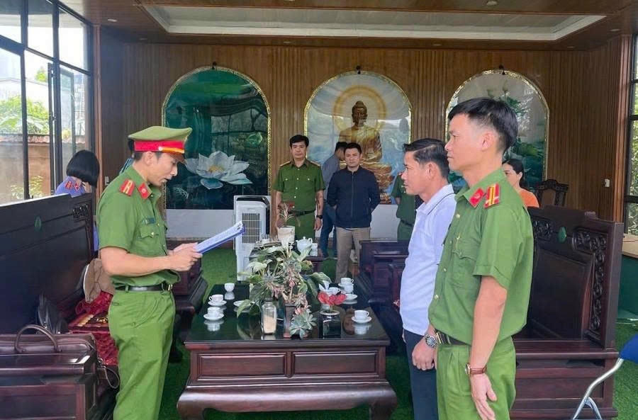 Cơ quan cảnh sát điều tra thực hiện lệnh khởi tố và bắt tạm giam ông Lê Anh Tuấn (ảnh- D.H)