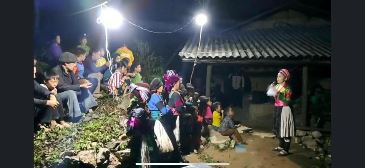 Một buổi tuyên truyền lưu động về phong chống tảo hôn và HNCHT tại thôn Sán Trồ, xã Lũng Cú, huyện Đồng Văn, tỉnh Hà Giang. (Ảnh: Dương Ngọc Đức).