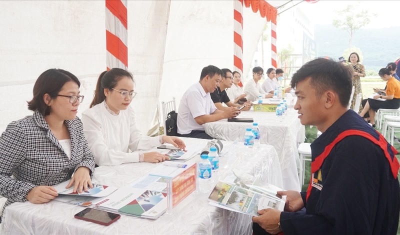 Đẩy mạnh hoạt động dịch vụ việc làm và mở rộng thị trường lao động cho bà con dân tộc.