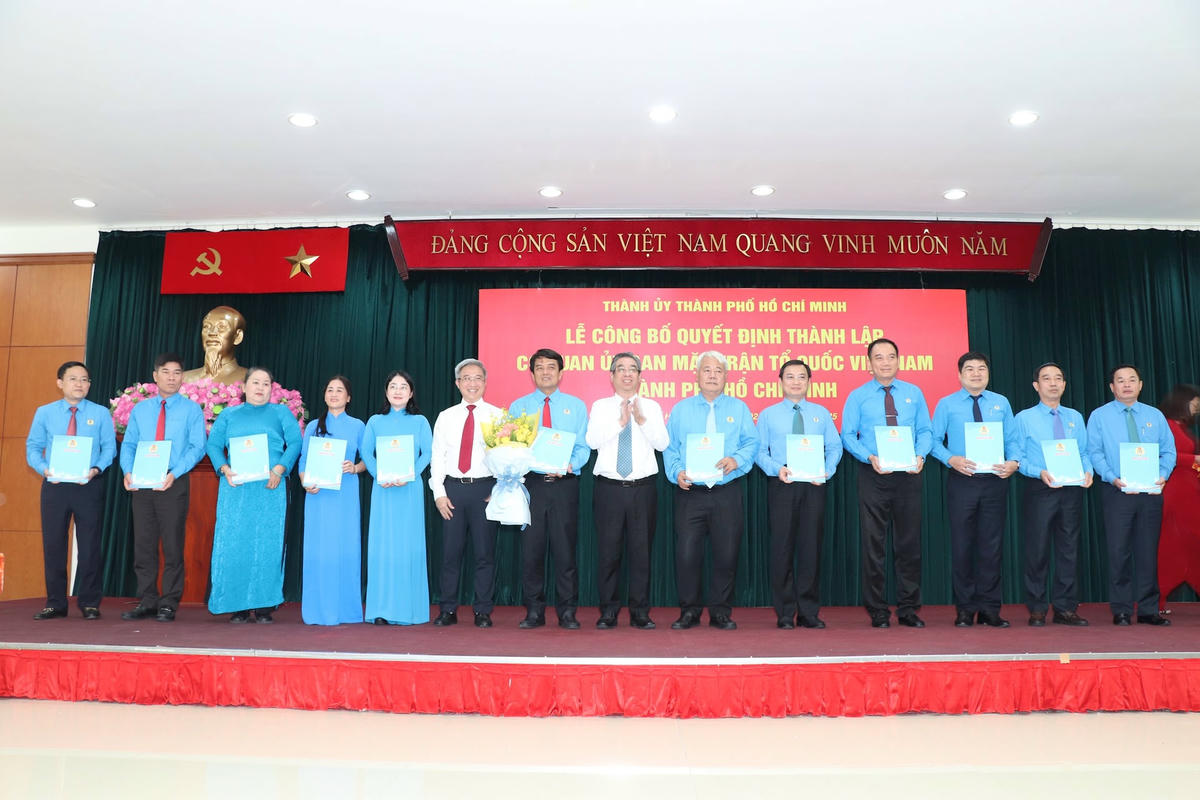 Trao quyết định nhân sự Chủ tịch, các Phó Chủ tịch Liên đoàn Lao động TP Hồ Chí Minh. Ảnh Q.Định.
