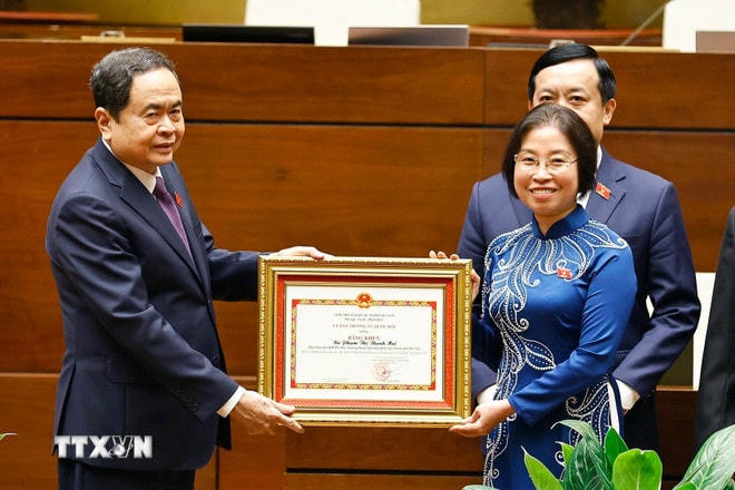 ttxvn-trao-tang-bang-khen-cua-ubtv-quoc-hoi-cho-cac-truong-doan-pho-truong-doan-chuyen-trach-8115915-1.jpg