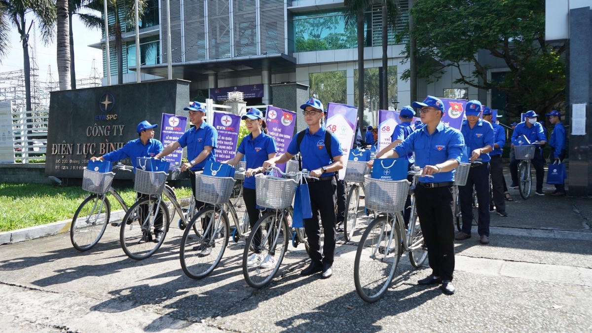 Ra quân tuyên truyền, hướng dẫn khách hàng sử dụng điện an toàn, tiết kiệm.