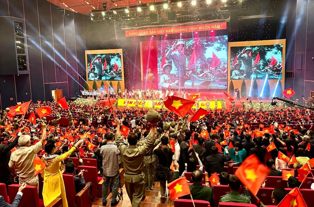 Màn trình diễn nghệ thuật tái hiện Ngày Giải phóng Thủ đô. (Ảnh: Xuân Quảng/Vietnam+) IMG_6993.jpg