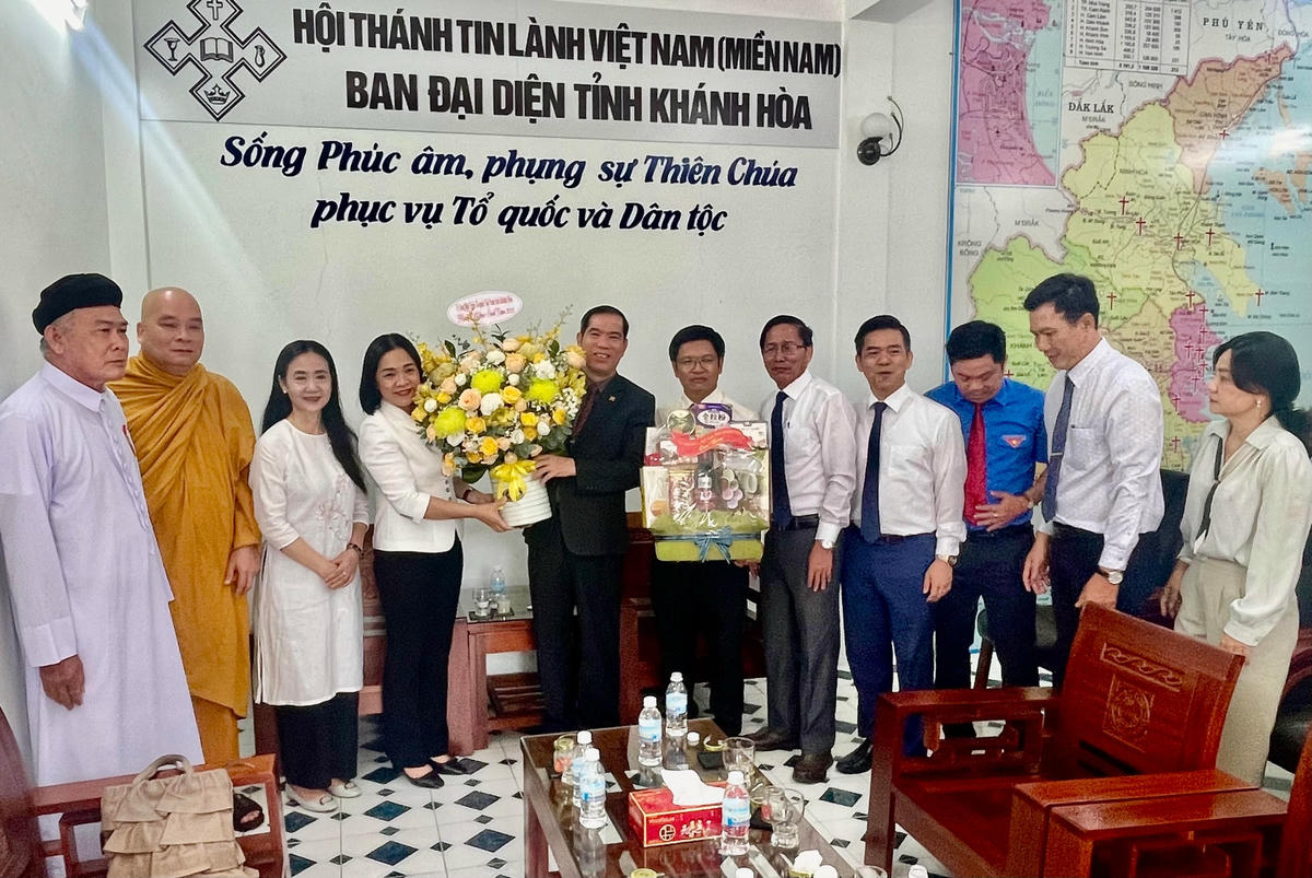 Chủ tịch Uỷ ban Mặt trận Tổ quốc Việt Nam tỉnh Khánh Hòa Trần Thu Mai và đoàn công tác chúc mừng Ban Đại diện Hội thánh Tin lành Việt Nam (miền Nam) tỉnh nhân dịp lễ Phục sinh. (ảnh Thùy Trang)