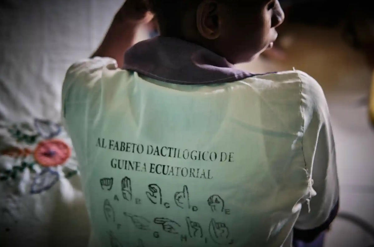 Bảng chữ cái cho người khiếm thính được in lên mặt sau của áo. Ảnh: Diego Menjibar Reynes.