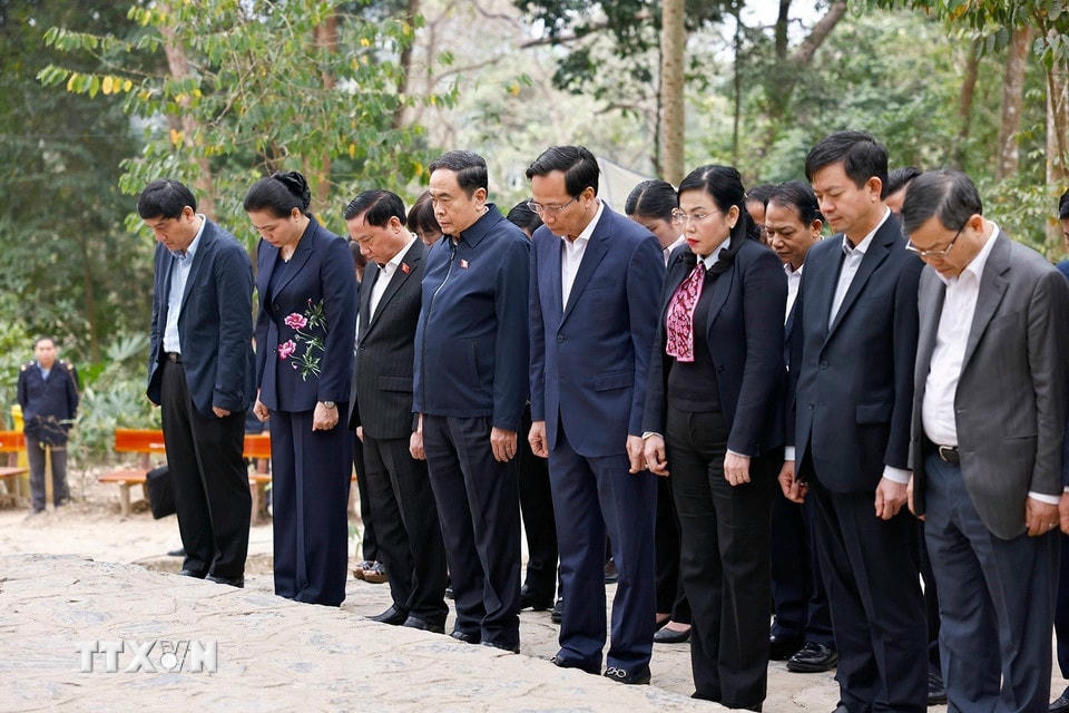 Chủ tịch Quốc hội Trần Thanh Mẫn và đoàn công tác dâng hương tại Lán Nà Nưa, thuộc Khu di tích Quốc gia đặc biệt Tân Trào. (Ảnh: Doãn Tấn/TTXVN)