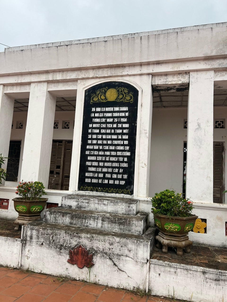 Bên mạn trái đình còn đó tấm bia ghi khắc ngày Bác Hồ về thăm Đào Xá năm 1964 khen ngợi và khích lệ người dân hăng hái trồng rừng. “Trồng cây nào phải tốt cây ấy”, và Người căn dặn “Phải gìn giữ tốt ngôi đình để làm nơi hội họp”.