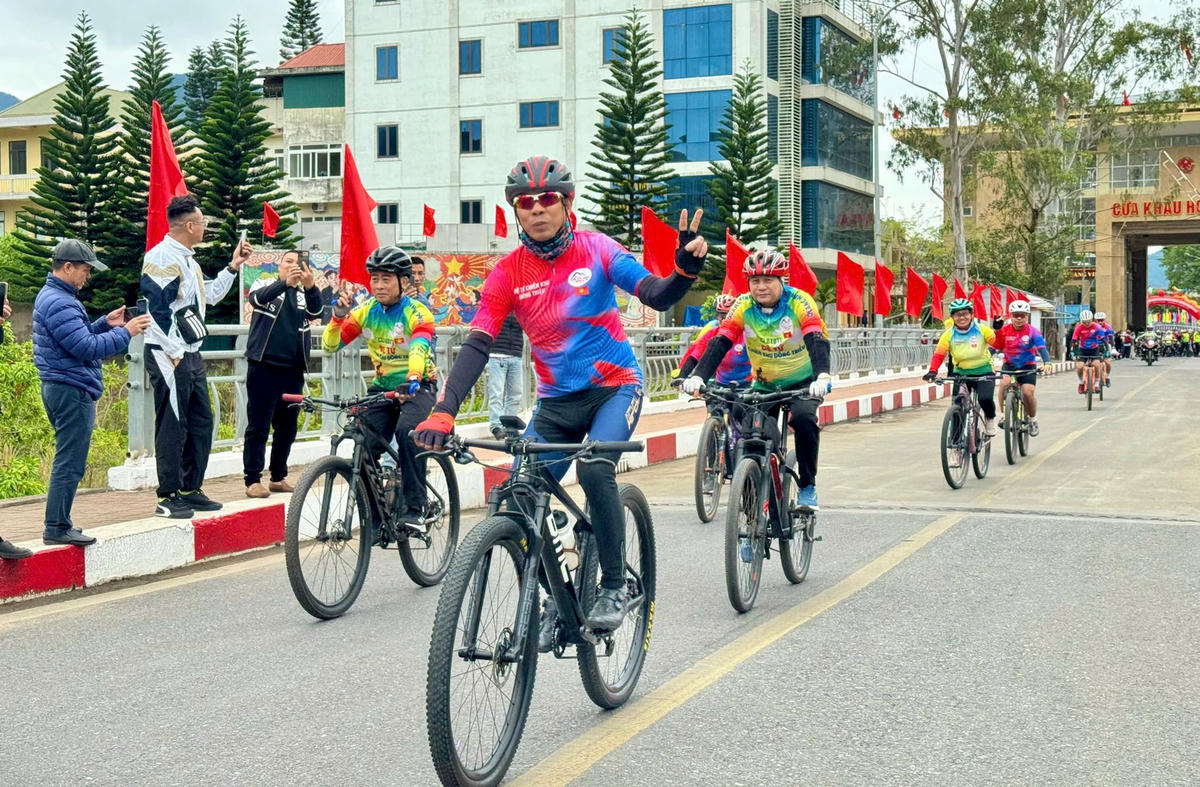 300 vận động viên của 2 nước đã đạp xe trên quãng đường dài khoảng 30km, theo lộ trình cửa khẩu Hoành Mô - khách sạn Bình Liêu Palace (thị trấn Bình Liêu) - cửa khẩu Hoành Mô. Ảnh: Ngọc Anh.