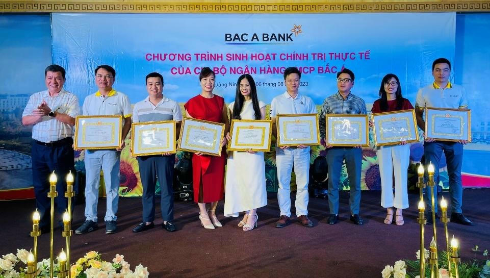 Ông Võ Văn Quang trao bằng khen của Đảng ủy Khối cho các cá nhân “Có thành tích xuất sắc trong công tác xây dựng Đảng năm 2022”.