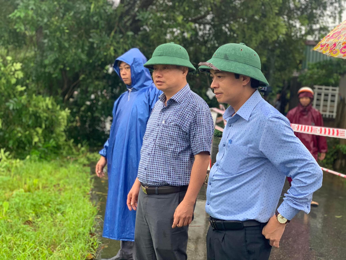 Chủ tịch UBND xã Cam Hiếu cho biết thêm, sáng nay (15/11) tại đây tiếp tục sạt lở và đã dài lên khoảng 100m. Hiện, vẫn có khả năng sạt lở thêm. “Huyện đang giao cho xã chủ động các phương án tại chỗ. Sáng nay, xã đang họp triển khai lực lượng 2 thôn Mộc Đức, Trương Xá cho cắt bớt cành cây to và cắm cọc tre rào lại ngăn người và trâu bò đề phòng rơi xuống đó, cố gắng hoàn thành trước khi trời tối” ông Mai Chiếm Hiệp cho hay. Ảnh: CTV.