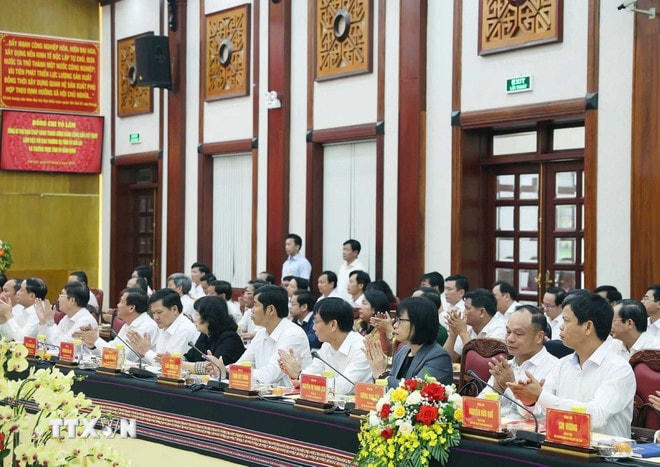 Các đại biểu tham dự buổi làm việc. (Ảnh: Thống Nhất/TTXVN) ttxvn-tong-bi-thu-to-lam-lam-viec-voi-ban-thuong-vu-tinh-uy-gia-lai-va-thuong-truc-tinh-uy-binh-dinh-0206-9.jpg