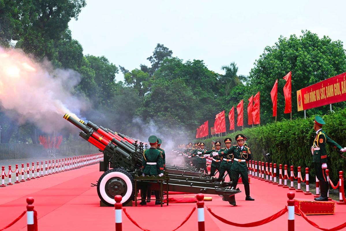 Nghi thức bắn 21 loạt đại bác chào mừng Tổng thống Liên bang Nga Vladimir Putin thăm cấp Nhà nước tới Việt Nam.