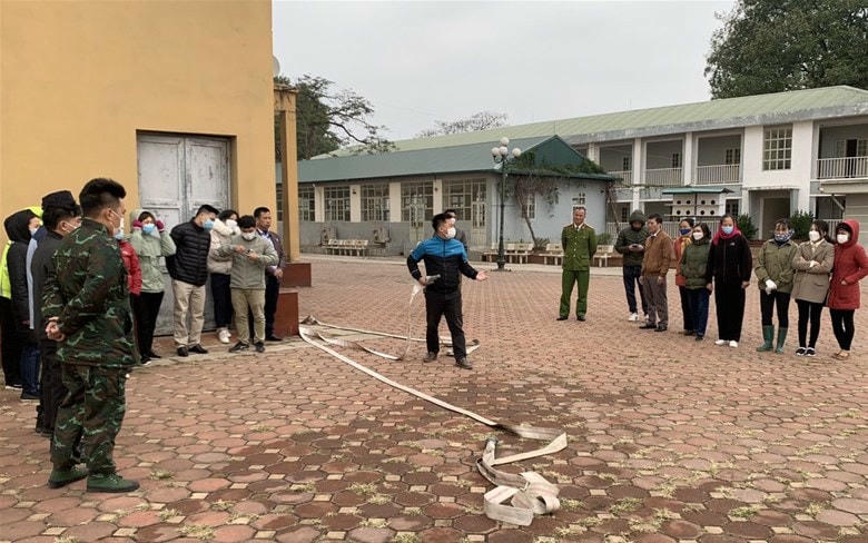 Thực hành sử dụng lăng phun để dập tắt đám cháy...