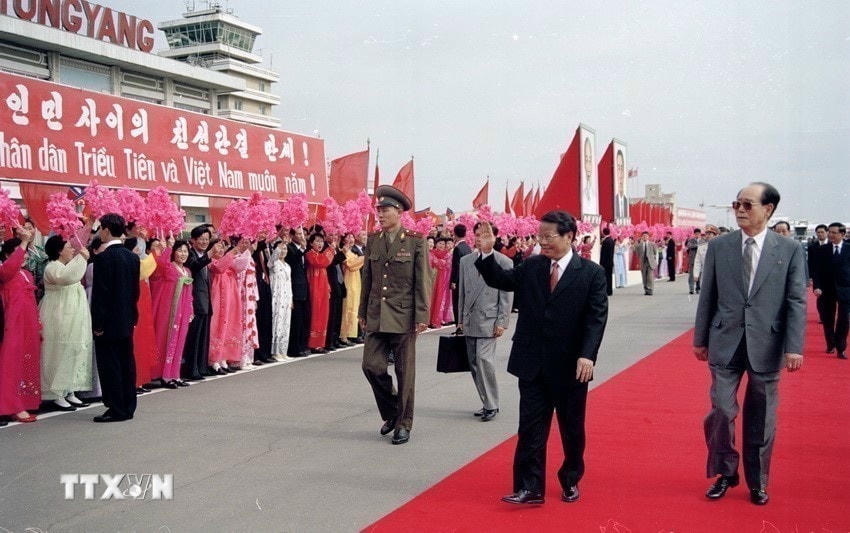 Nhân dân Thủ đô Bình Nhưỡng nồng nhiệt chào đón Chủ tịch nước Trần Đức Lương thăm chính thức CHDCND Triều Tiên, tại Lễ đón ở sân bay quốc tế Sunan, ngày 2/5/2002. (Ảnh: Trọng Nghiệp/TTXVN)