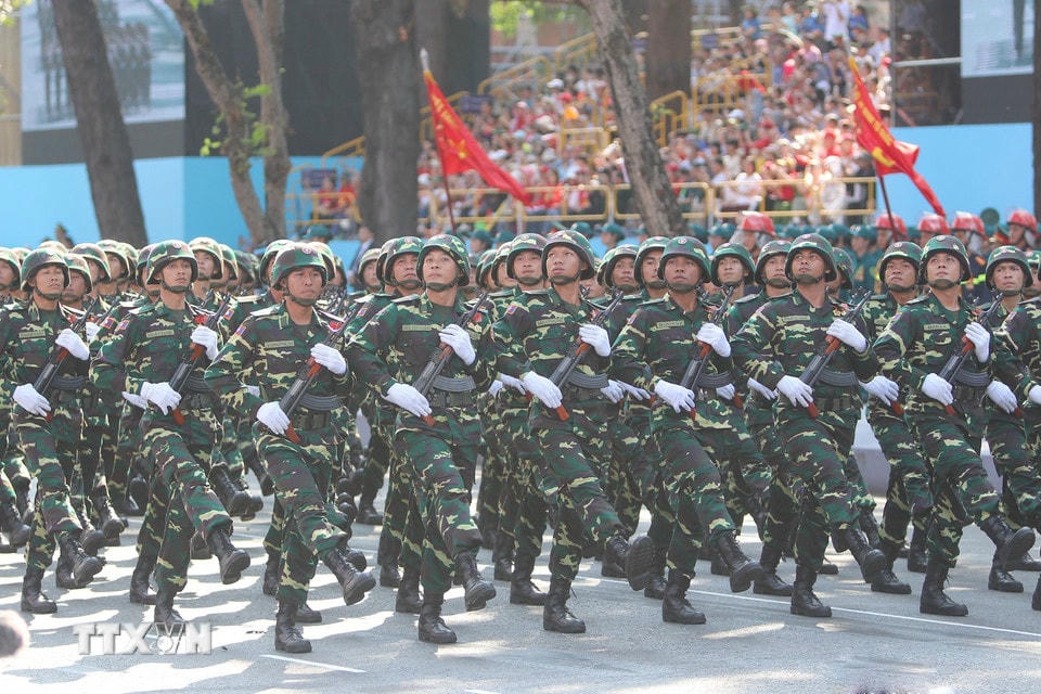 Lực lượng Quân đội nhân dân Lào tham gia Tổng duyệt kỷ niệm 50 năm Ngày Giải phóng miền Nam, thống nhất đất nước. (Ảnh: Thanh Vũ/TTXVN)