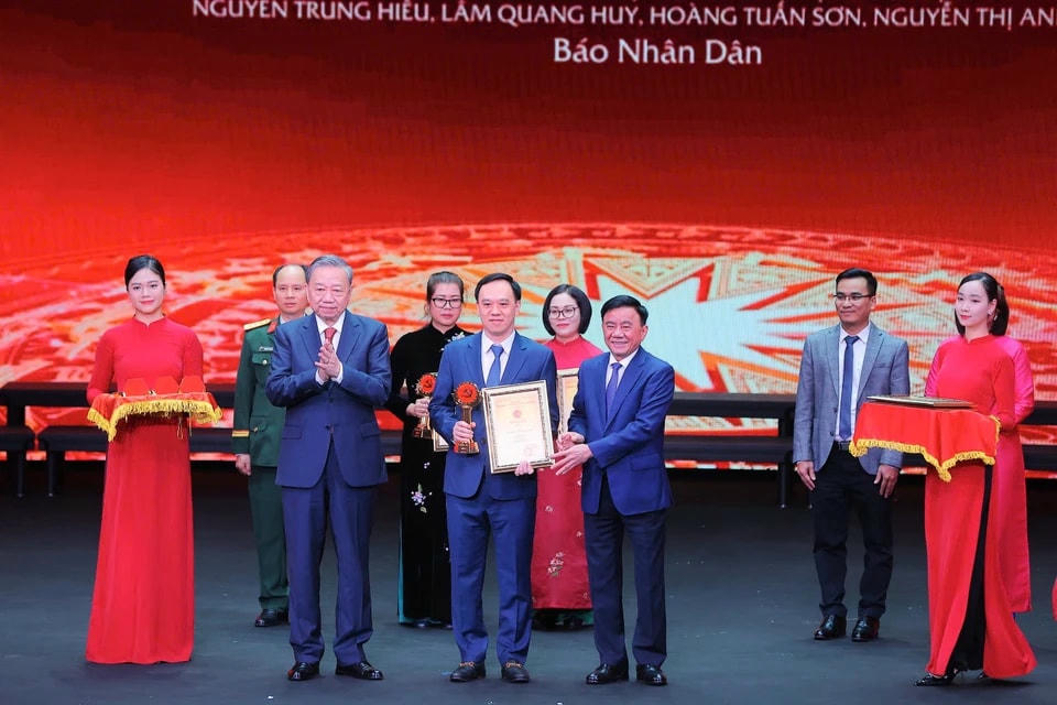 Đại diện Báo Nhân Dân nhận Giải A. (Ảnh: Hoài Nam/Vietnam+)