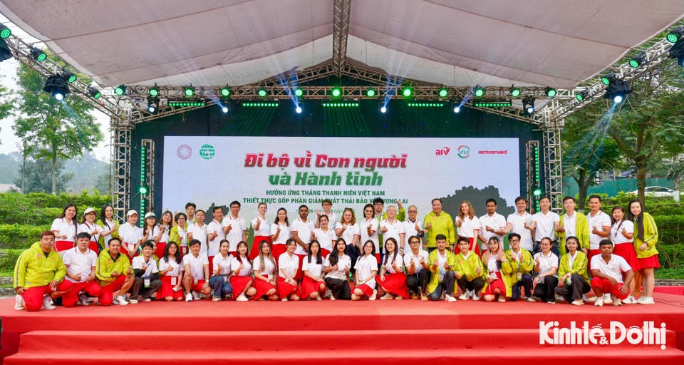 Các đại biểu chụp ảnh lưu niệm tại sự kiện.